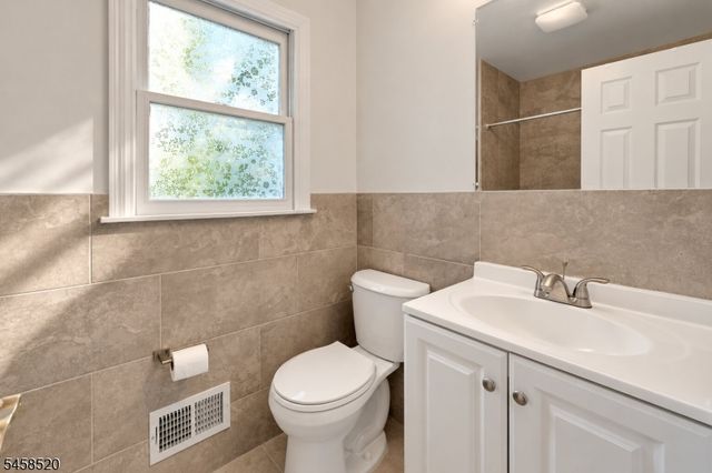 15 Camelot Way, Parsippany-troy Hills Twp., NJ 07054