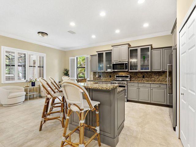 7210 LAKE FOREST GLEN, Lakewood Ranch, FL 34202
