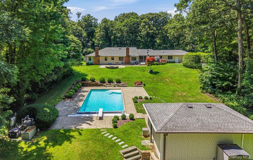 15 Tiber Road, Oyster Bay Cove, NY 11791