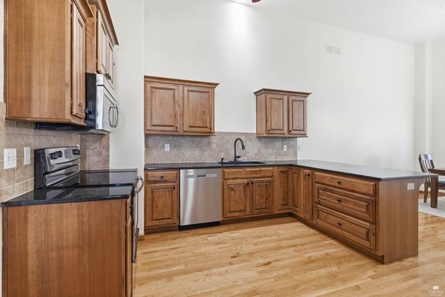 1033 Laussac Drive, Manhattan, KS 66503