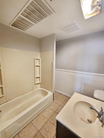 4390 Cass Elizabeth Road, Waterford Charter Township, MI 48328