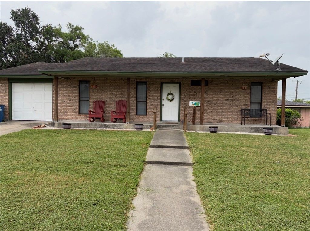 225 N Sehorn St, Sinton, TX 78387 — exterior