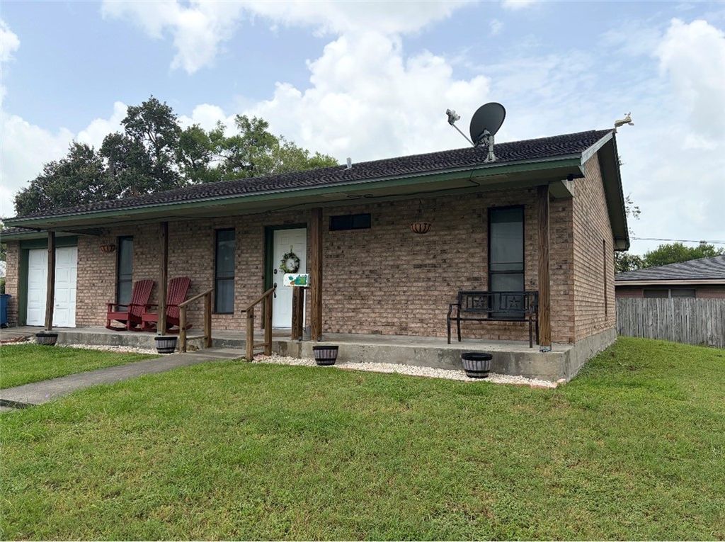 225 N Sehorn St, Sinton, TX 78387 — photo 2