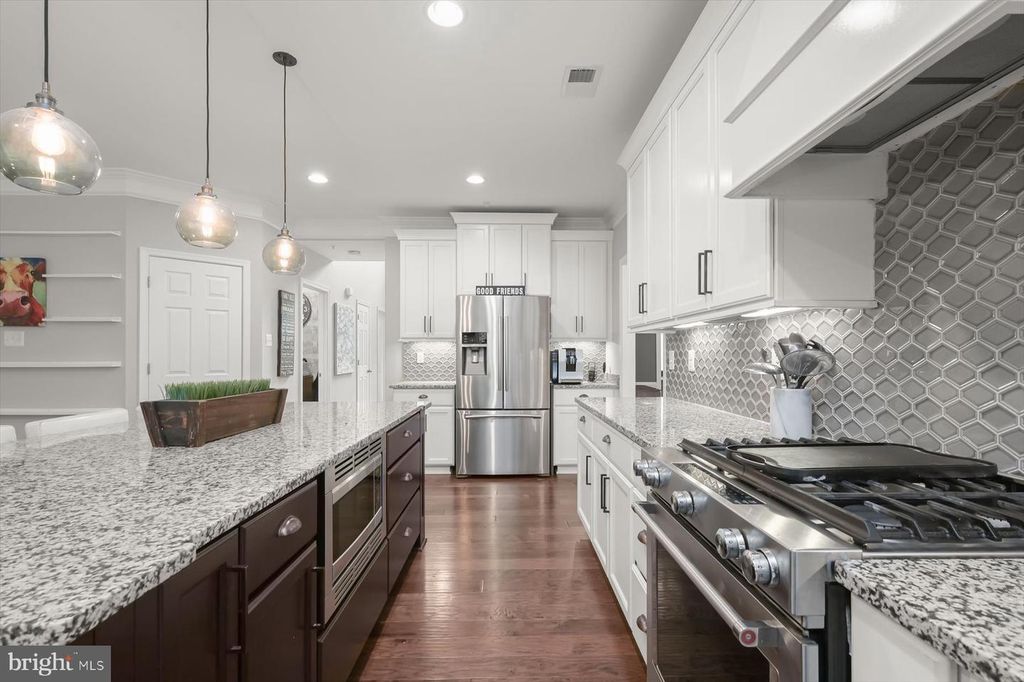 Image 17 of property listing at 5814 BELLANCA DR, Elkridge, MD 21075