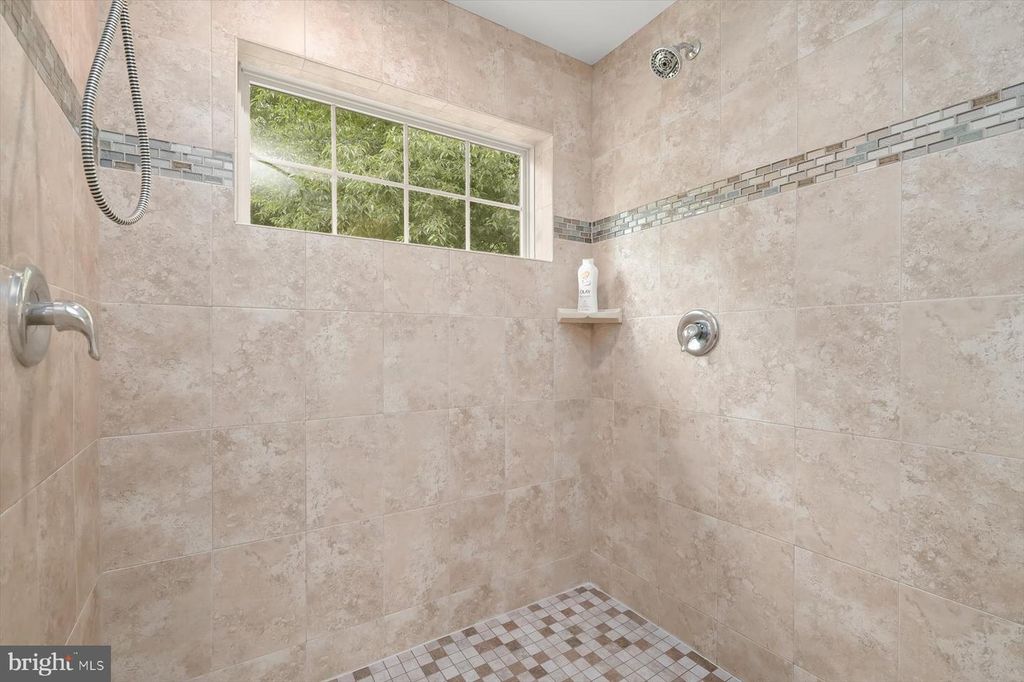 Image 33 of property listing at 5814 BELLANCA DR, Elkridge, MD 21075