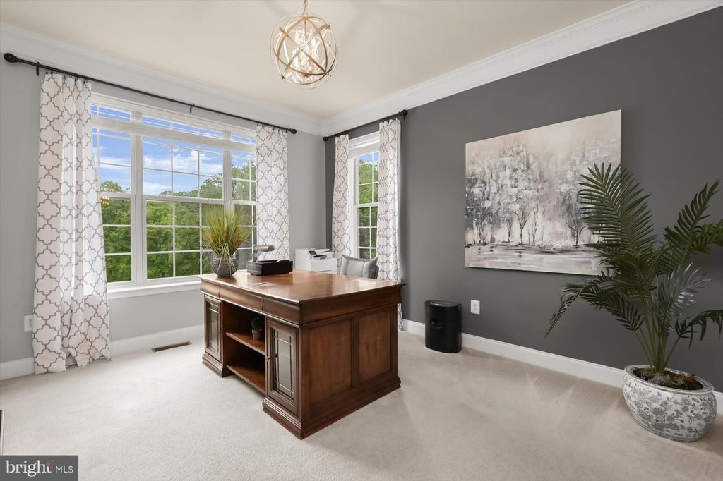 Image 4 of property listing at 5814 BELLANCA DR, Elkridge, MD 21075