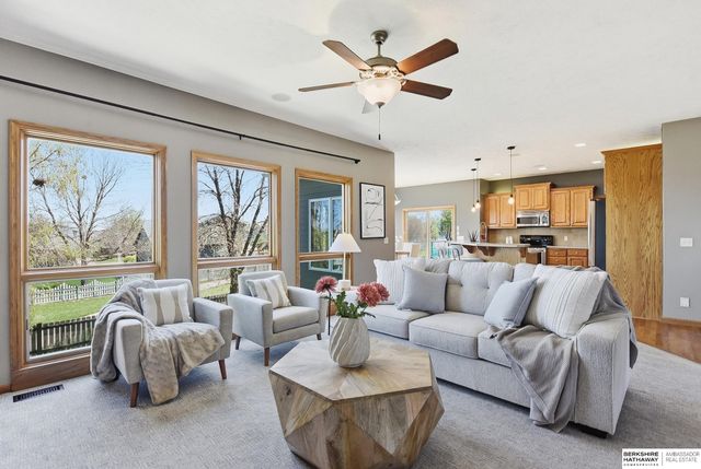 1911 Lakewood Drive, Papillion, NE 68046