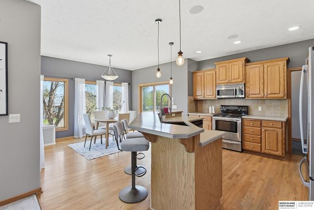 1911 Lakewood Drive, Papillion, NE 68046