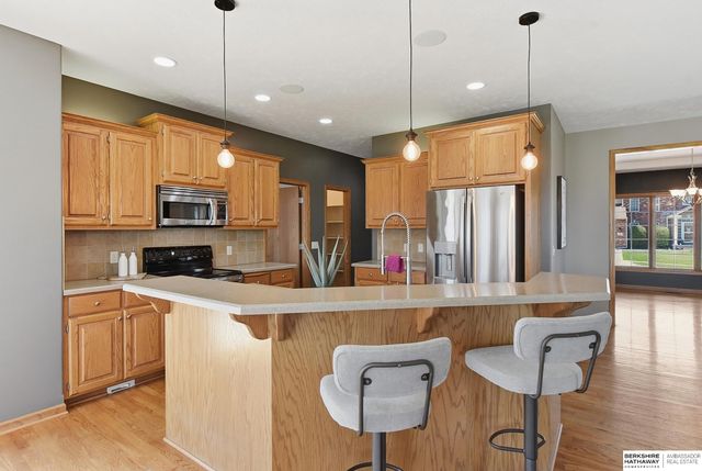 1911 Lakewood Drive, Papillion, NE 68046