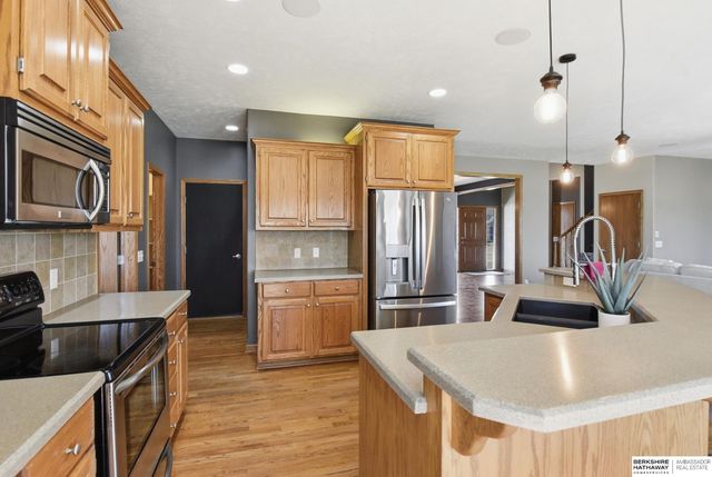 1911 Lakewood Drive, Papillion, NE 68046