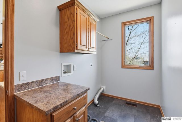 1911 Lakewood Drive, Papillion, NE 68046