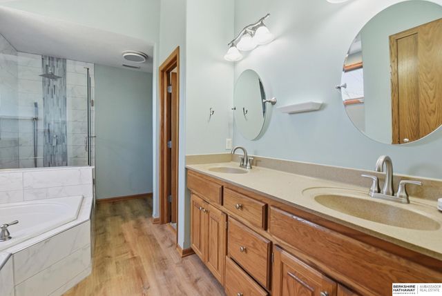 1911 Lakewood Drive, Papillion, NE 68046