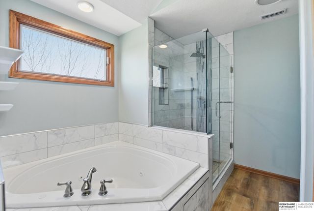 1911 Lakewood Drive, Papillion, NE 68046