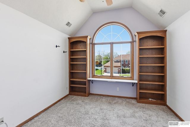 1911 Lakewood Drive, Papillion, NE 68046