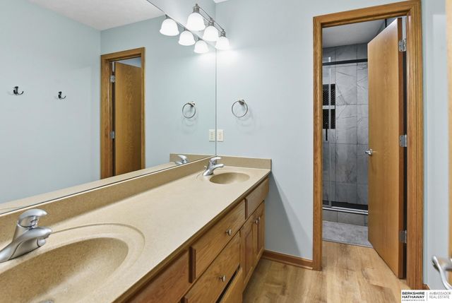 1911 Lakewood Drive, Papillion, NE 68046