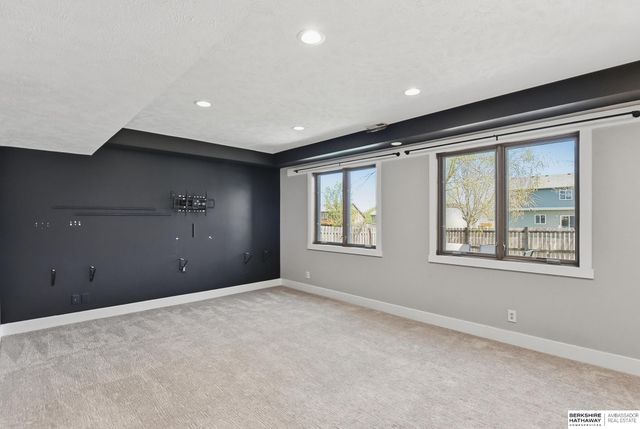 1911 Lakewood Drive, Papillion, NE 68046