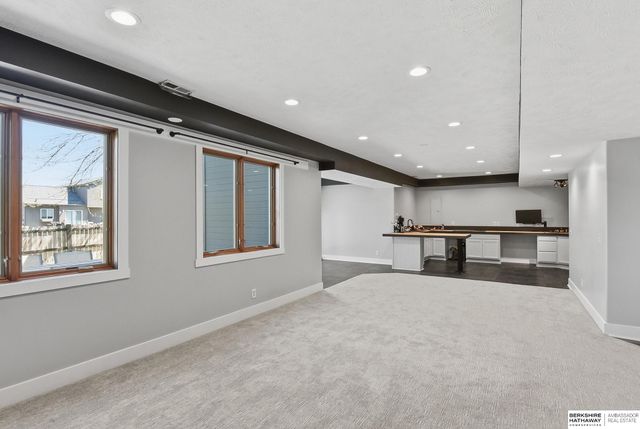 1911 Lakewood Drive, Papillion, NE 68046