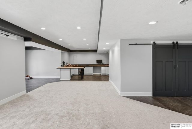 1911 Lakewood Drive, Papillion, NE 68046