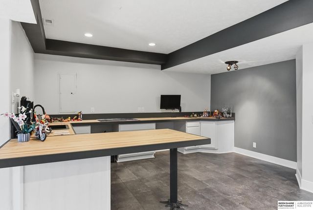 1911 Lakewood Drive, Papillion, NE 68046