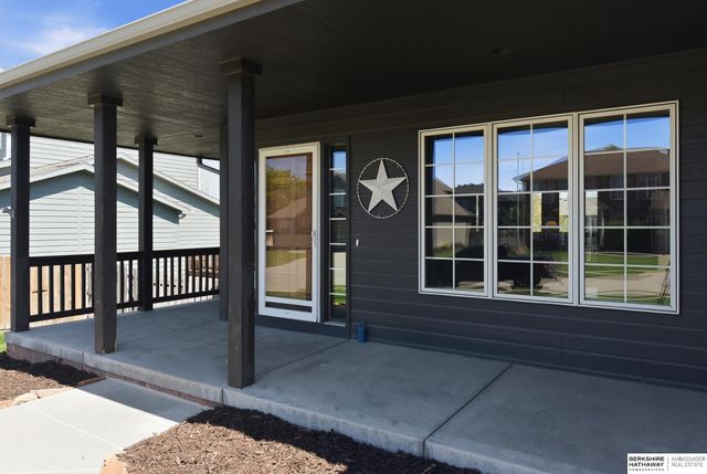 1911 Lakewood Drive, Papillion, NE 68046