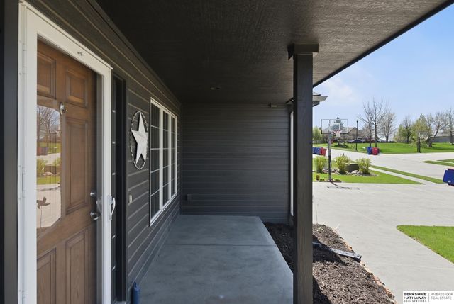 1911 Lakewood Drive, Papillion, NE 68046