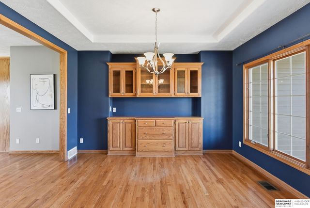 1911 Lakewood Drive, Papillion, NE 68046