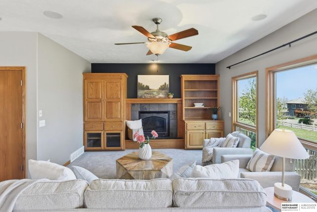 1911 Lakewood Drive, Papillion, NE 68046