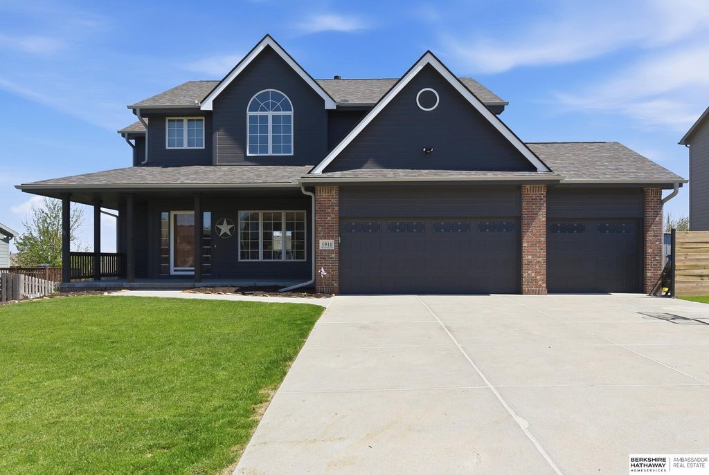 1911 Lakewood Drive, Papillion, NE 68046