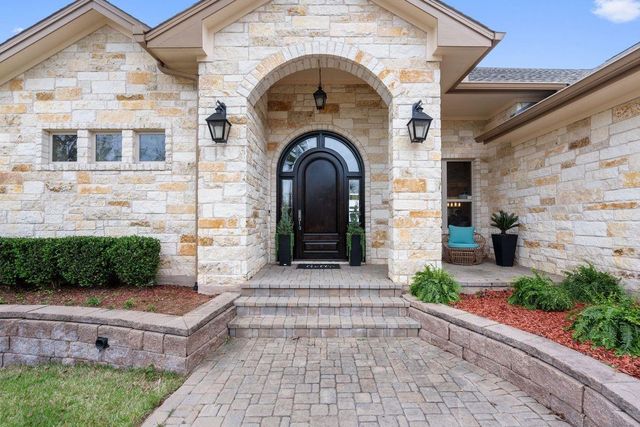 111 Kolekole LN, Bastrop, TX 78602