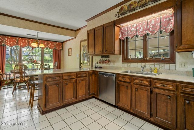 6 Pond Side Drive, Jackson, MS 39211