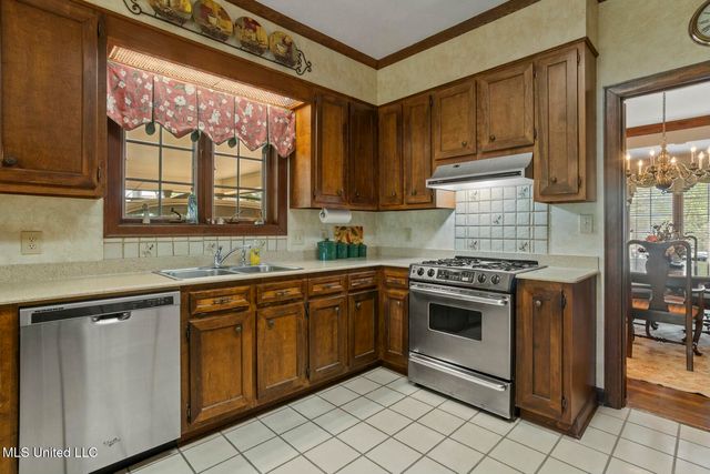 6 Pond Side Drive, Jackson, MS 39211