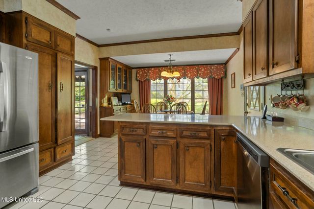 6 Pond Side Drive, Jackson, MS 39211