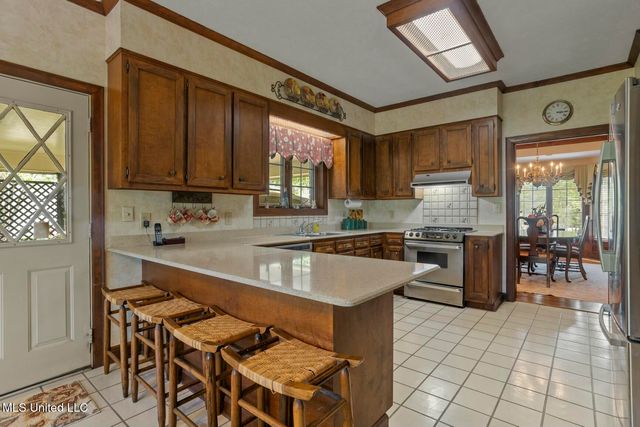 6 Pond Side Drive, Jackson, MS 39211