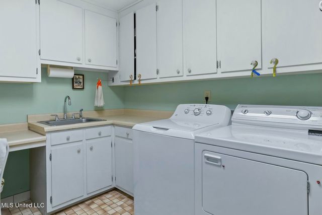 6 Pond Side Drive, Jackson, MS 39211
