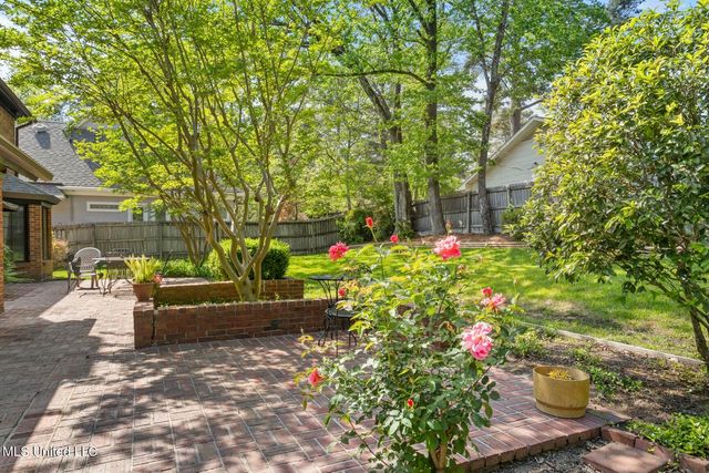 6 Pond Side Drive, Jackson, MS 39211