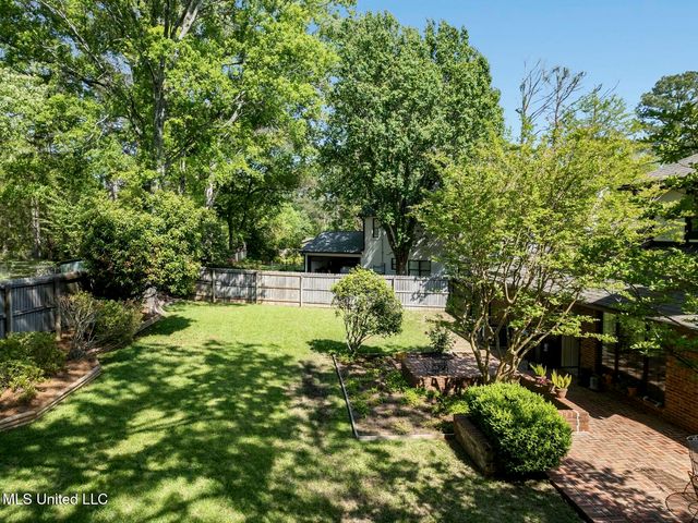 6 Pond Side Drive, Jackson, MS 39211