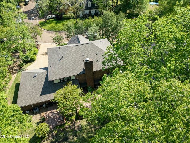 6 Pond Side Drive, Jackson, MS 39211