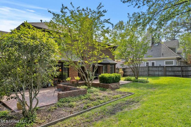 6 Pond Side Drive, Jackson, MS 39211