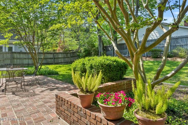 6 Pond Side Drive, Jackson, MS 39211