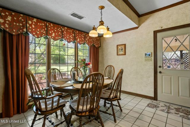 6 Pond Side Drive, Jackson, MS 39211