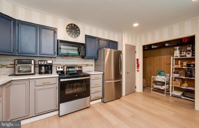 33 W MAIN ST, Girardville, PA 17935