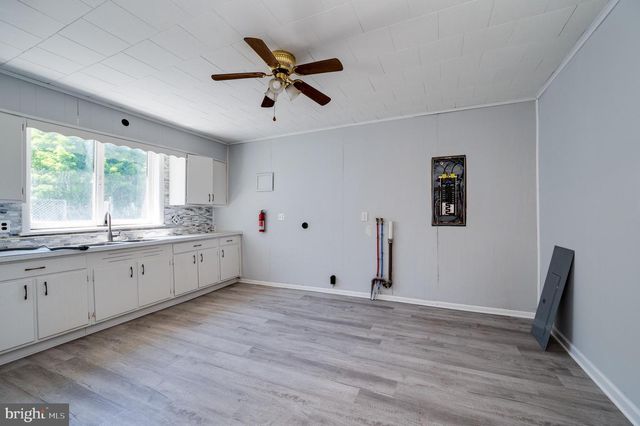 33 W MAIN ST, Girardville, PA 17935