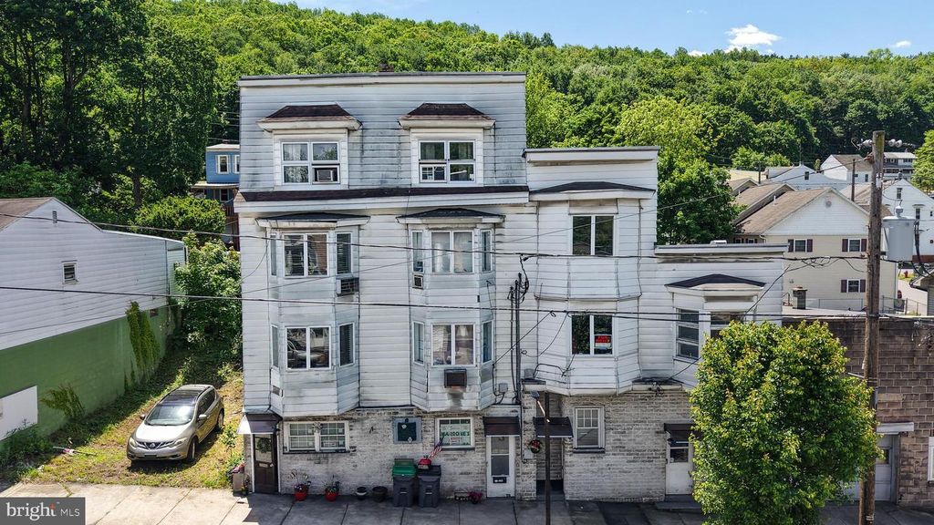 33 W MAIN ST, Girardville, PA 17935
