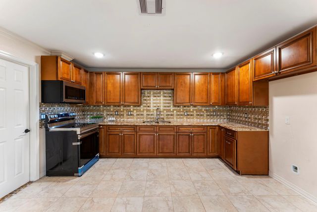 16452 Edgefield Lane, Conroe, TX 77302