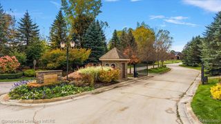 1933 Shane Ct, Oxford, MI 48370