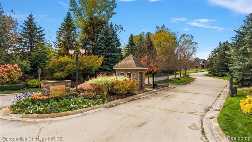 1933 Shane Ct, Oxford, MI 48370