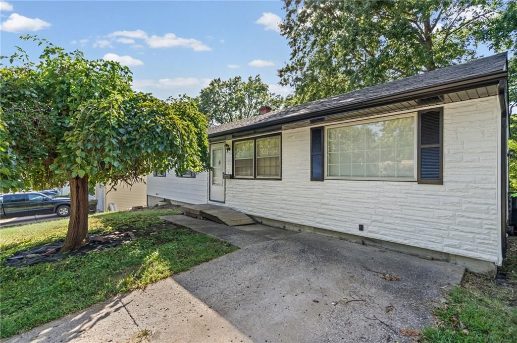 3916 S Spring Street, Independence, MO 64055