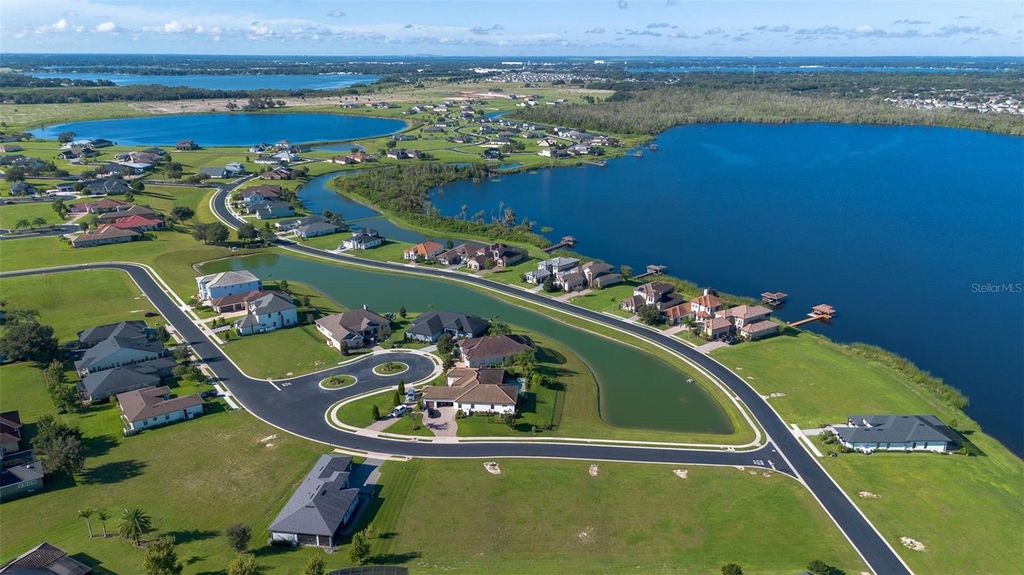 Image 8 of property listing at 362 ADAMS VIEW LN, Auburndale, FL 33823