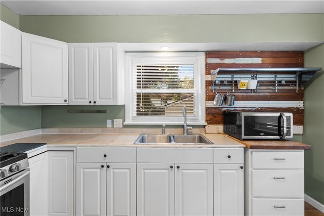 40 E Dresden Avenue, Akron, OH 44301