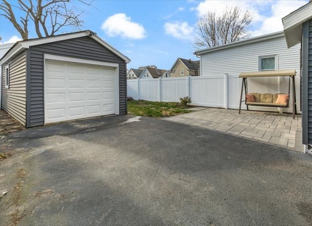 725 School St, Lowell, MA 01851